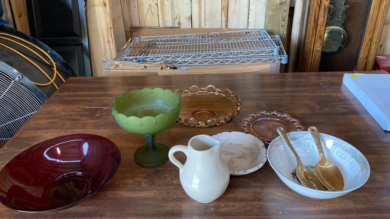 ASSORTMENT OF DECORATIVE BOWLS