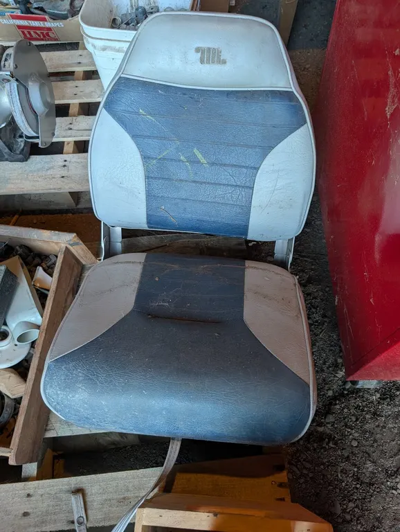 BOAT SEAT