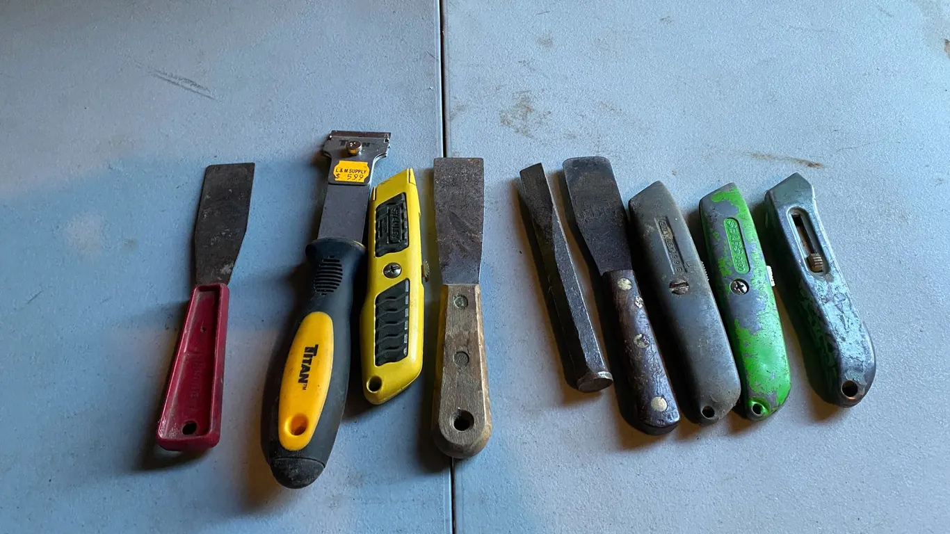 KNIVES/MORE