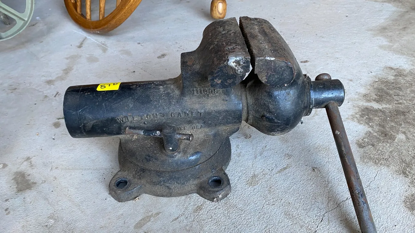 BENCH MOUNTED VISE