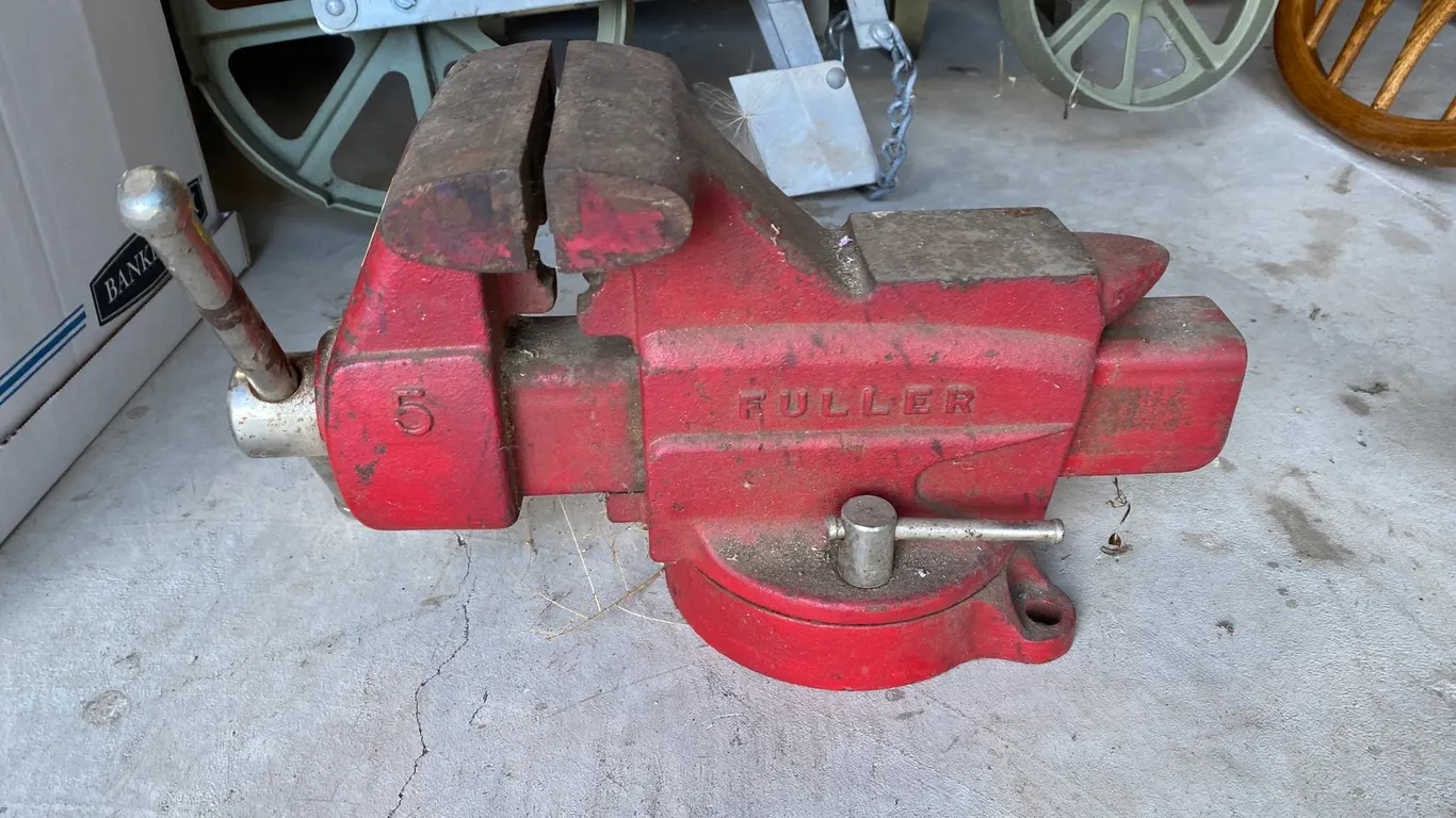BENCH MOUNTED VISE