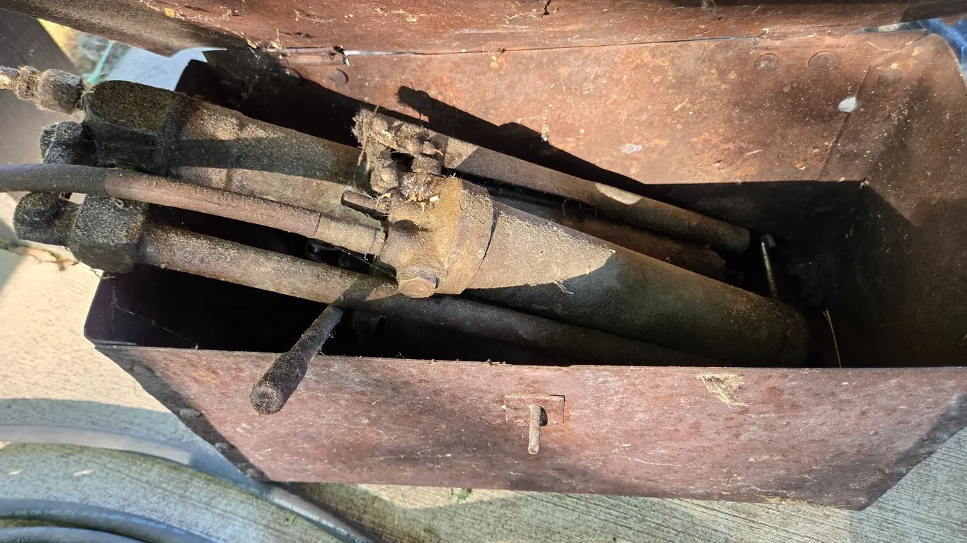 METAL BOX WITH GREASE GUNS