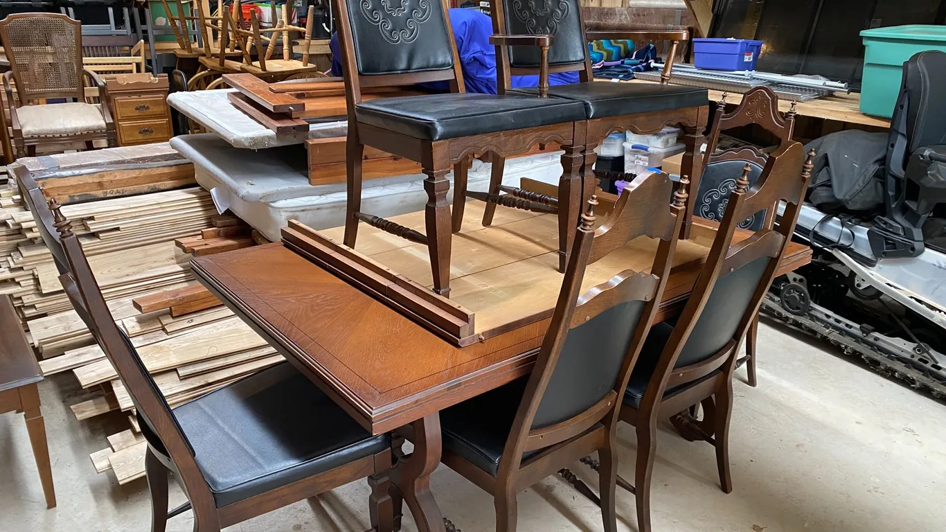 KITCHEN TABLE WITH 3 LEAVES