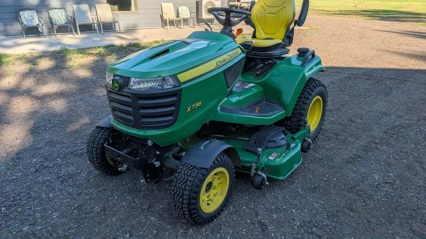 2024 JOHN DEERE X738