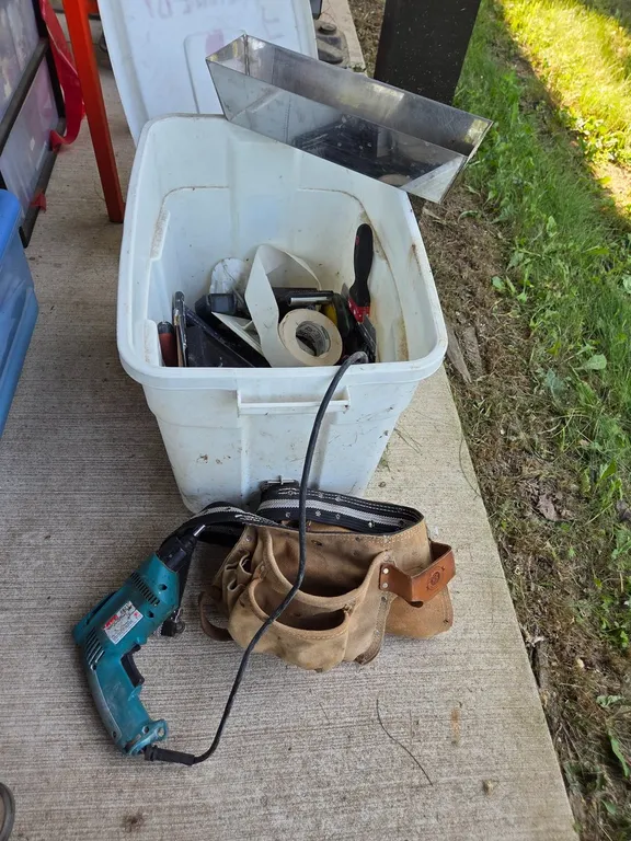 ASSORTMENT OF DRYWALL ACCESSORIES