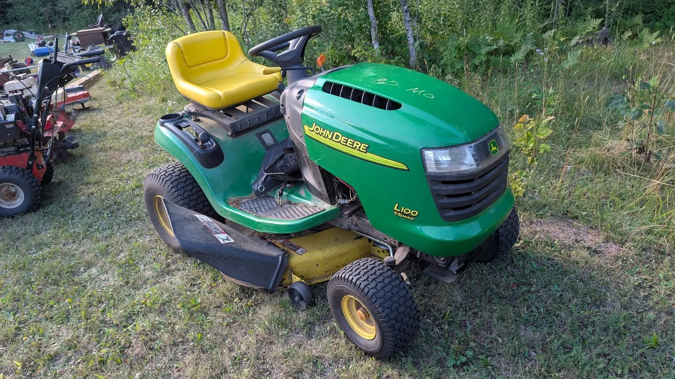 JOHN DEERE L100