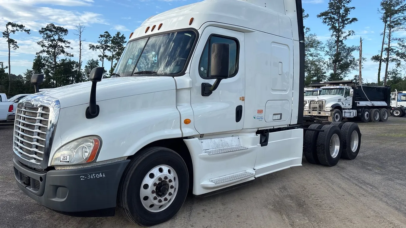 2014 FREIGHTLINER TRACTOR TRUCK