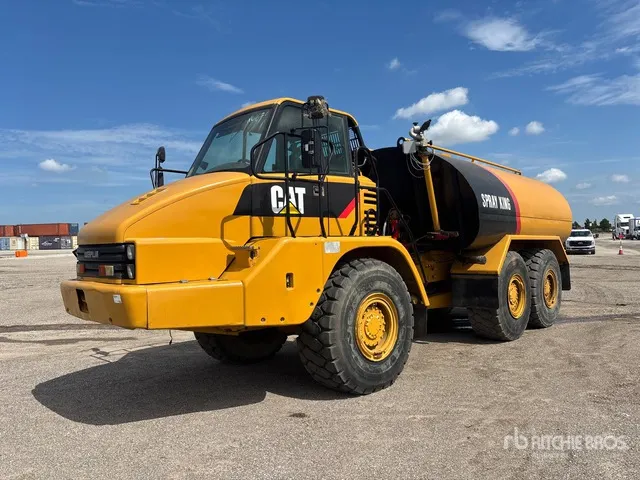 2005 Cat 725 5000 gal Articulated Water Truck
