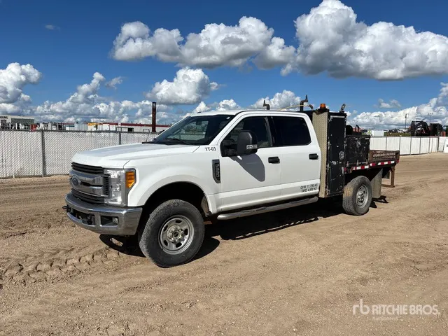 2017 Ford F-350 XLT 4x4 Crew Cab Flatbed Truck