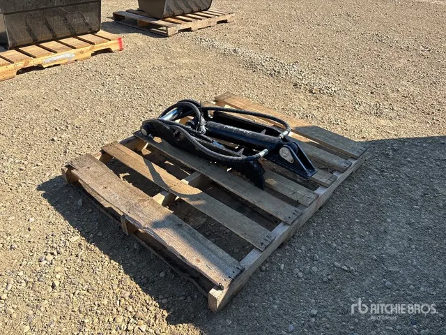 2026 GIYI GY-XJ3T 30 in 3T Hydraulic Excavator Thumb (Unused)