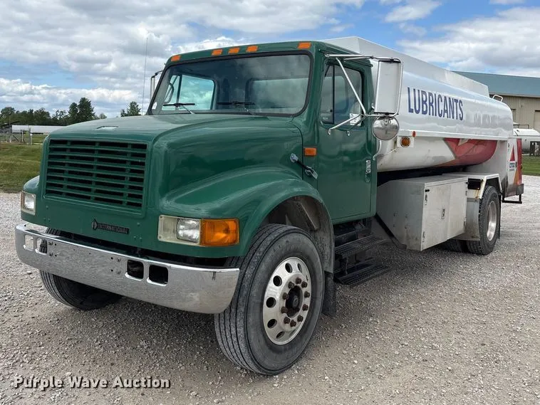 2000 International 4900 fuel truck