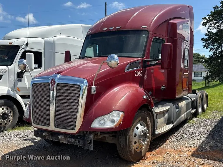 2015 Kenworth T680 semi truck