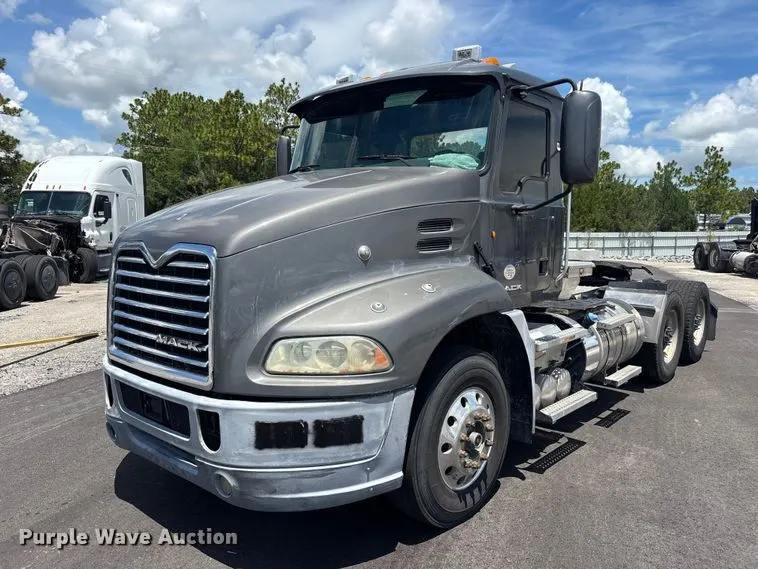 2017 Mack CXU613 semi truck