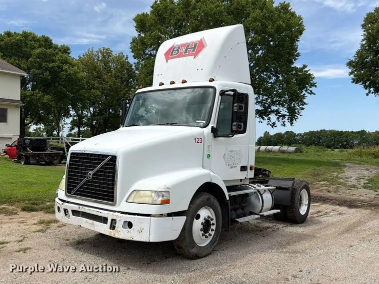 2006 Volvo VNM semi truck