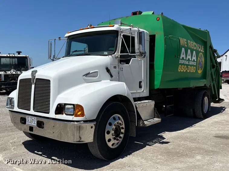 2005 Kenworth T300 refuse truck