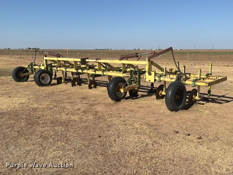 Row crop cultivator