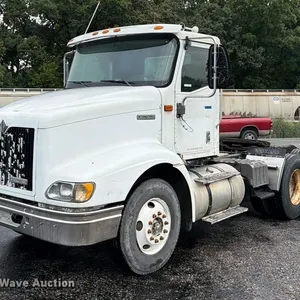 2000 International 9100i semi truck