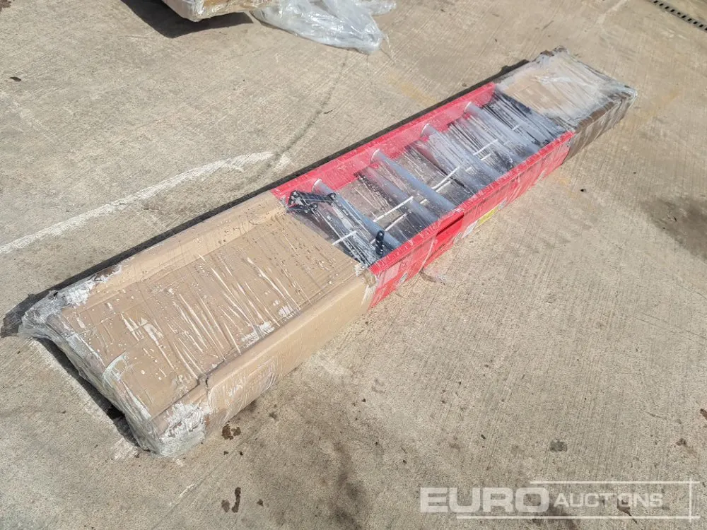 Unused 16 Tread Fibreglass Double Extension Ladder