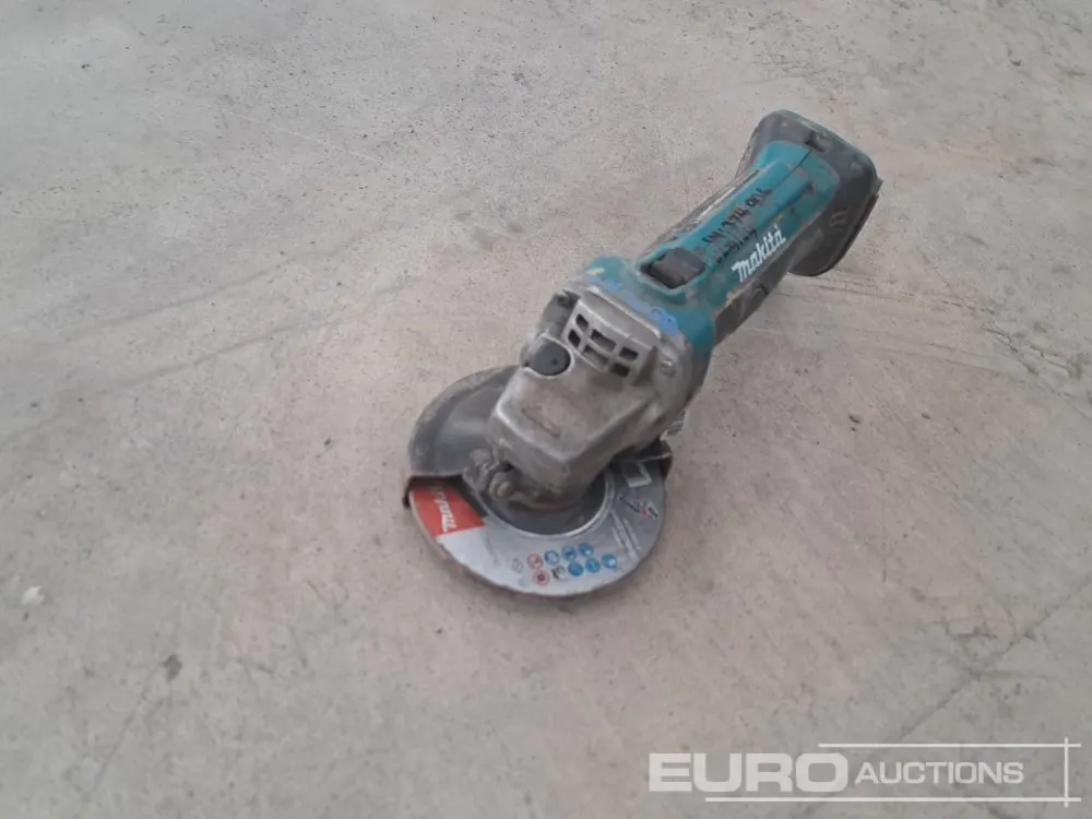 Makita DGA452