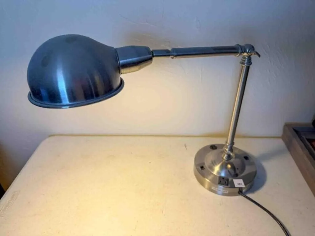 desk lamp, 110vt, works