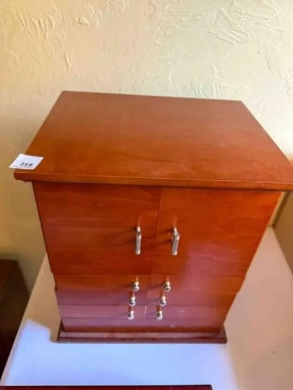 Wood jewelry box