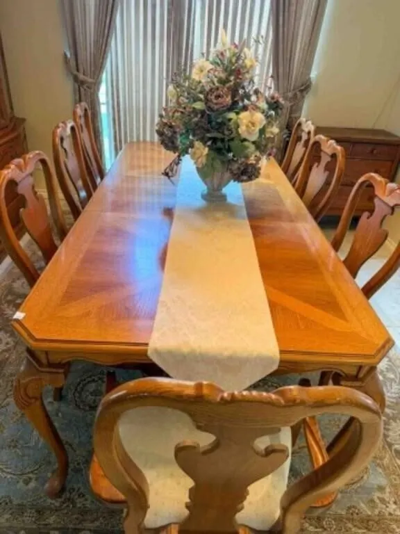 very nice Oak queen an leg dining table