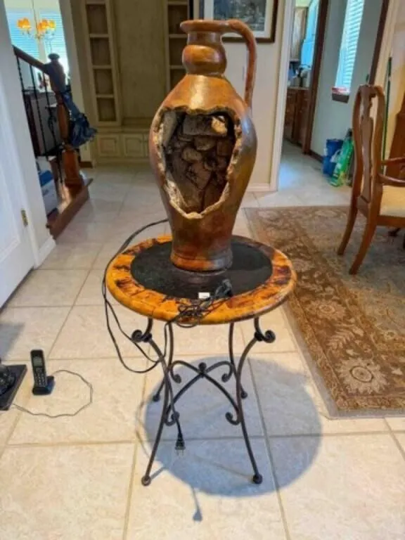 metal stand w/wood top 20" round x 26" tall