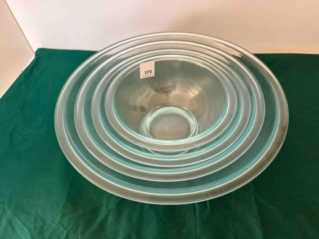4-Pyrex clear glass bowls w/lids