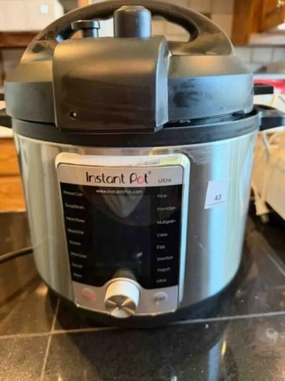 Instapot Ultra pressure cooker, looks new