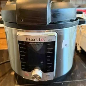 Instapot Ultra  pressure cooker, looks new
