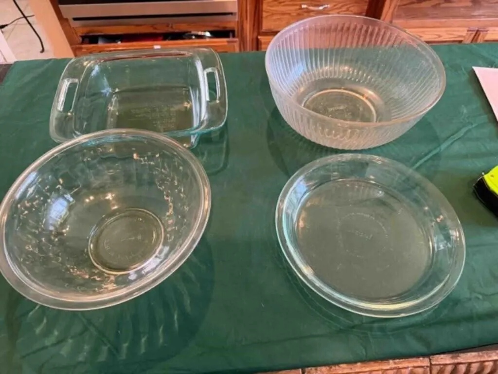 Pyrex glass mixing bowls, baking dish