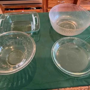 Pyrex glass mixing bowls, baking dish