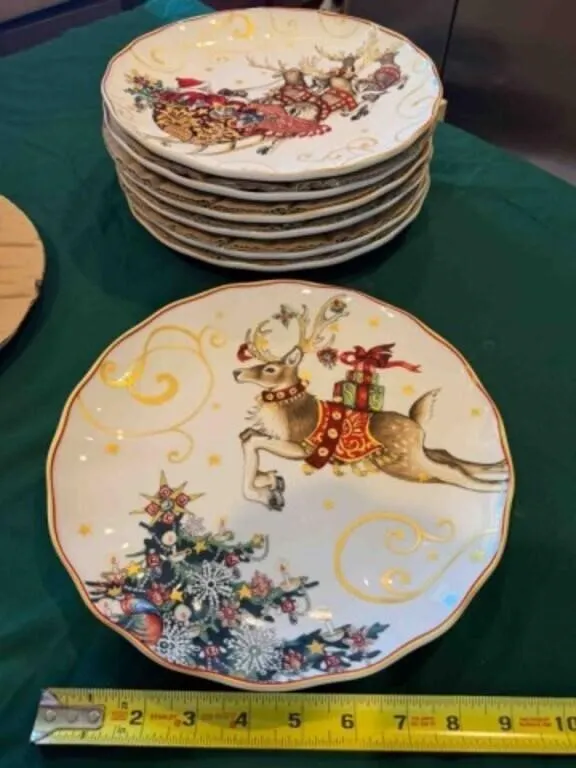Christmas dish set, 8-11" plates; 8-8½" plates
