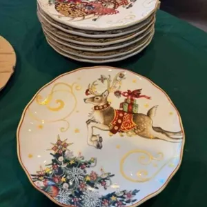 Christmas dish set, 8-11" plates; 8-8½" plates