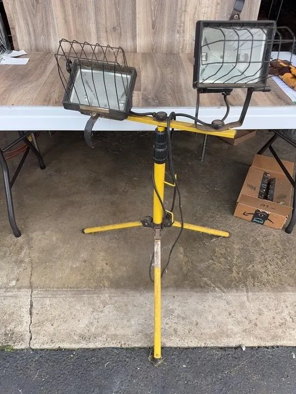 Dual Head Halogen Work Light with Tripod