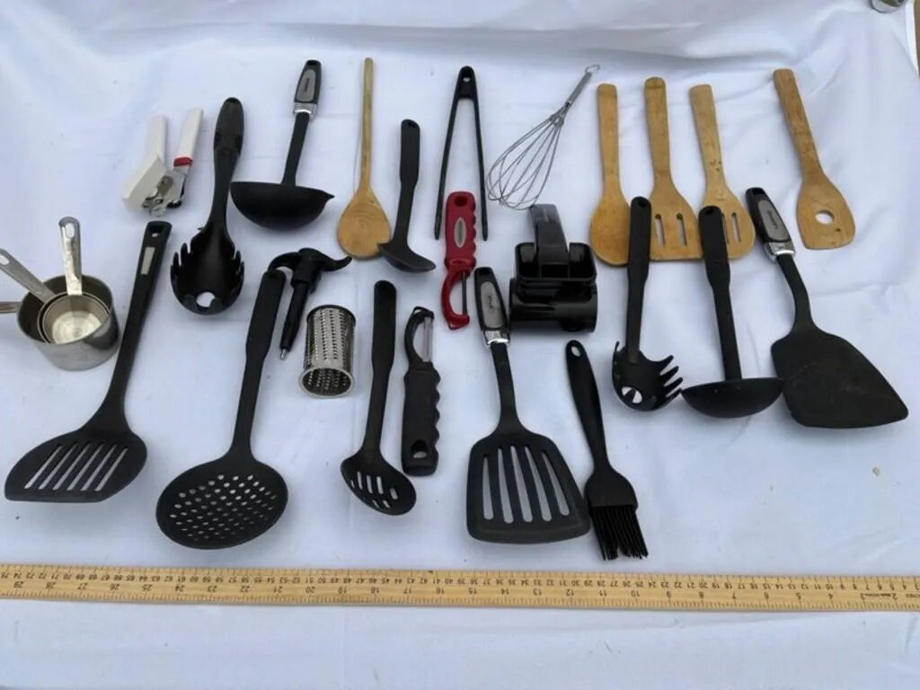 Kitchen Utensil Assortment (Lot of 23)