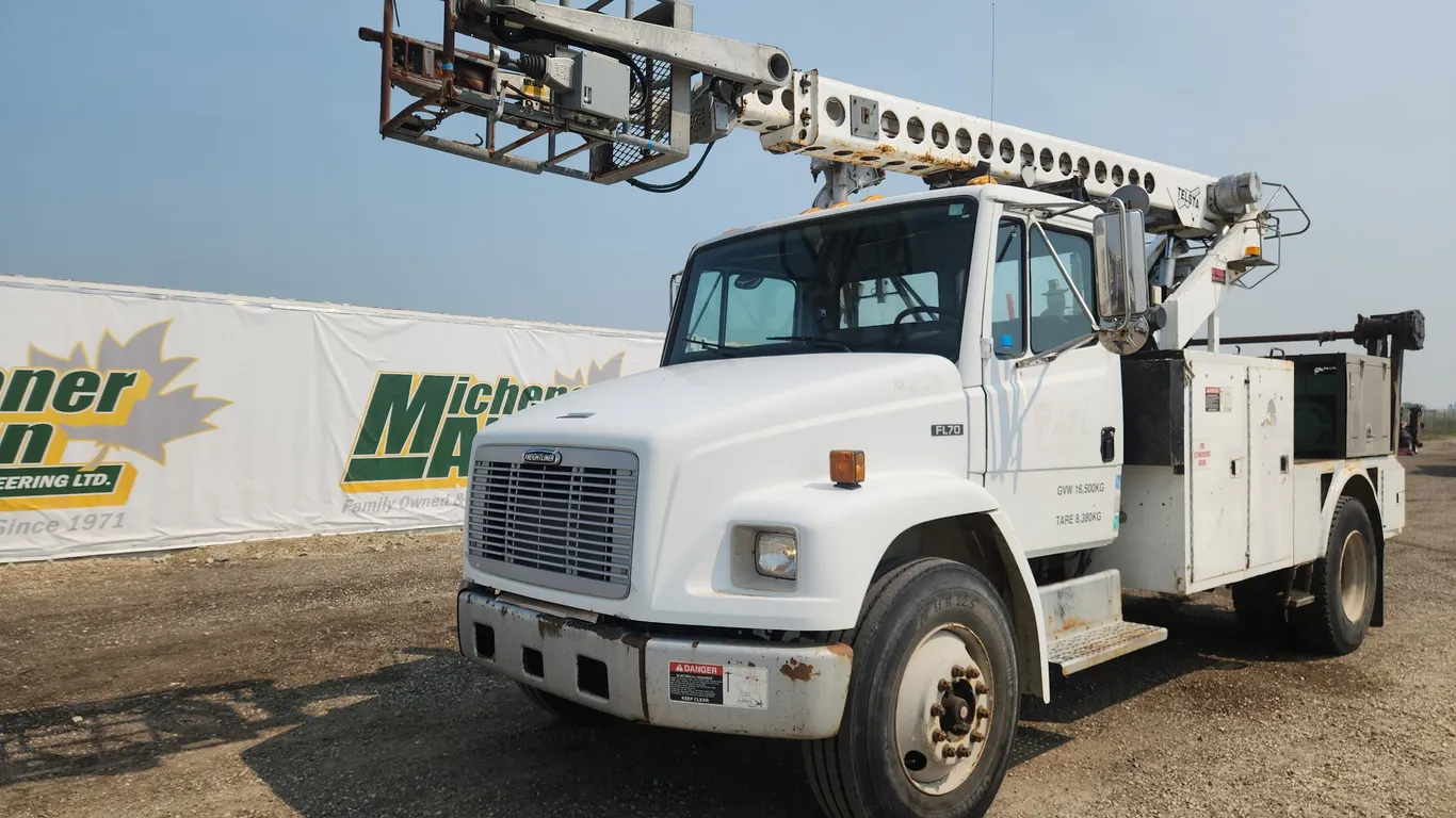 2000 Freightliner FL70 S/A Bucket Truck