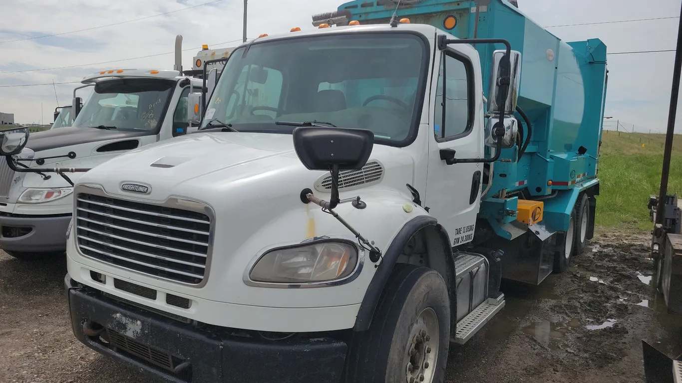 Non-Operable 2015 Freightliner M2 106 T/A Refuse Truck