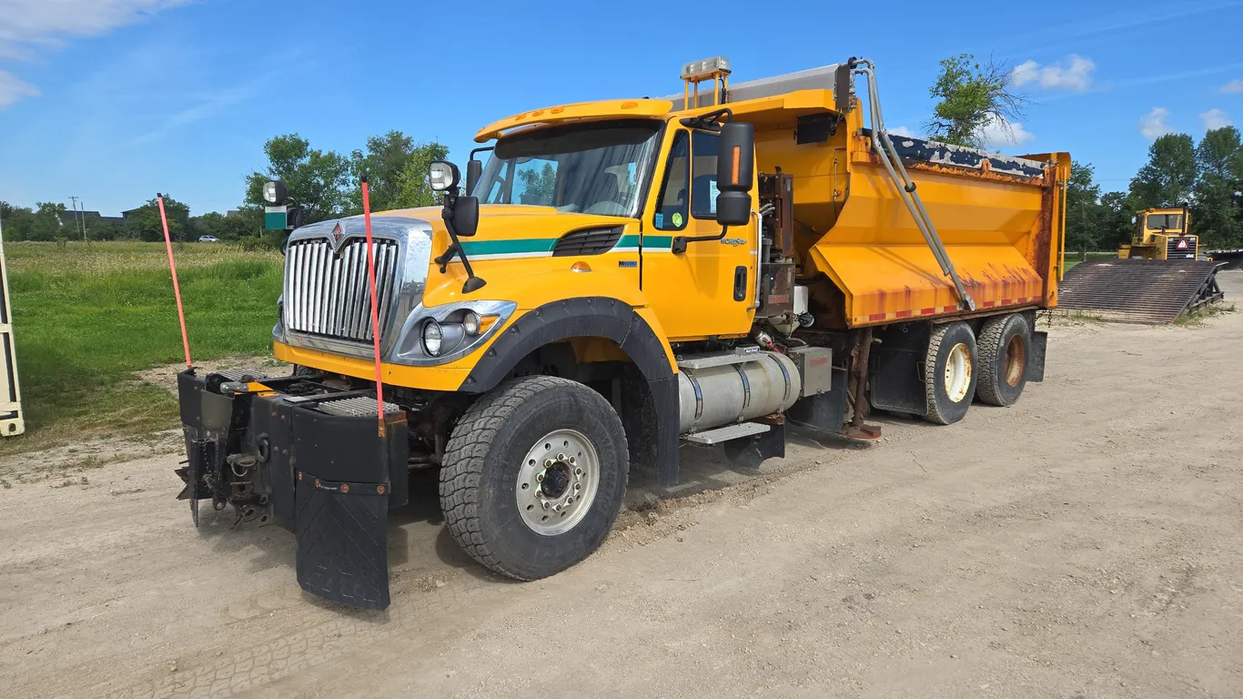Non-Operable 2014 International WorkStar 7600 T/A Sanding Plow Truck