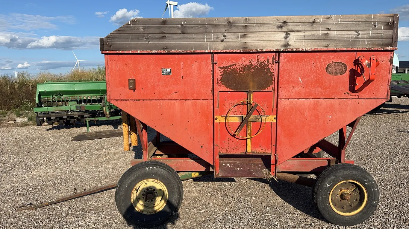 JM 210-6 Gravity Wagon w/ John Deere Running gear