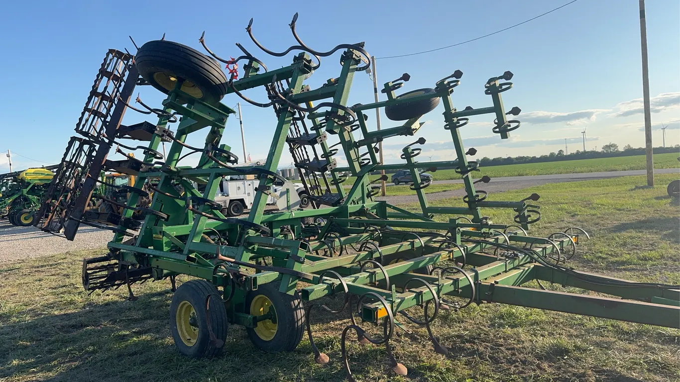 John Deere 960 Field Cultivator - 26’
