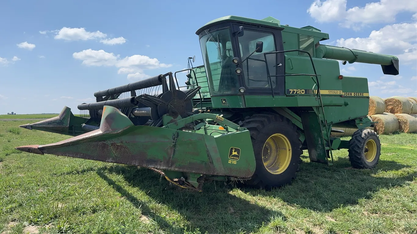 7720 Titan II John Deere Combine and 216 Platform