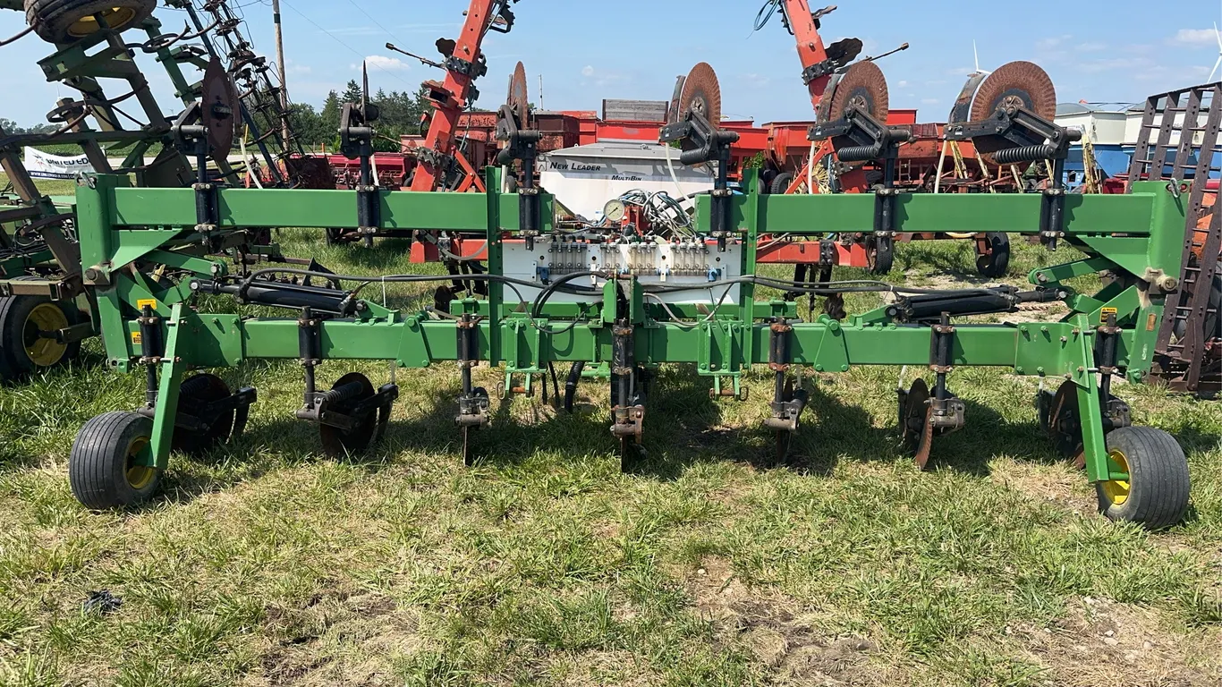 13 Knife 28 Applicator - 3pt Mounted, Good Coulters and Blades, Ground Drive Pump, Folded