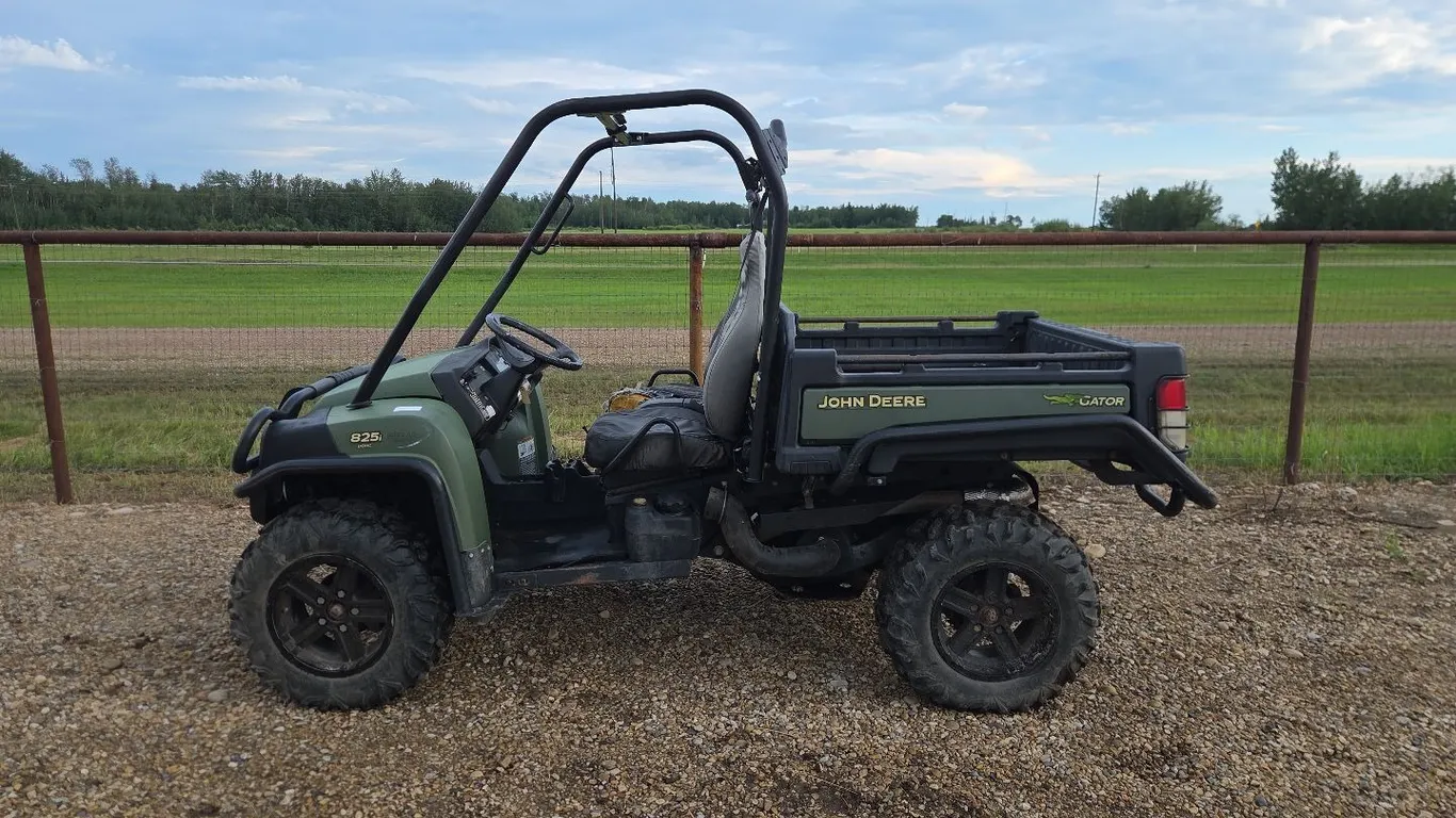2012 825i John Deere Gator