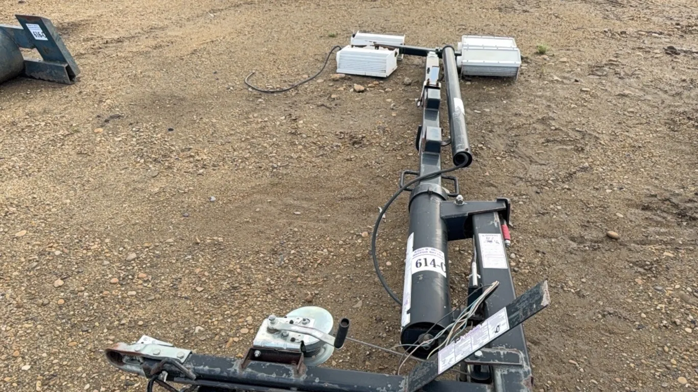 12' LIGHT TOWER MAST w/ 4 LIGHTS