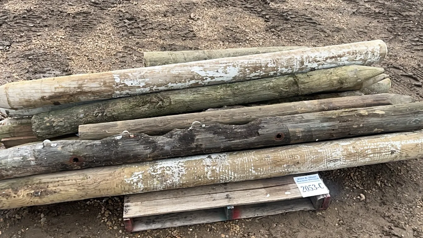 APPROX 13 ASSORTED FENCE POSTS