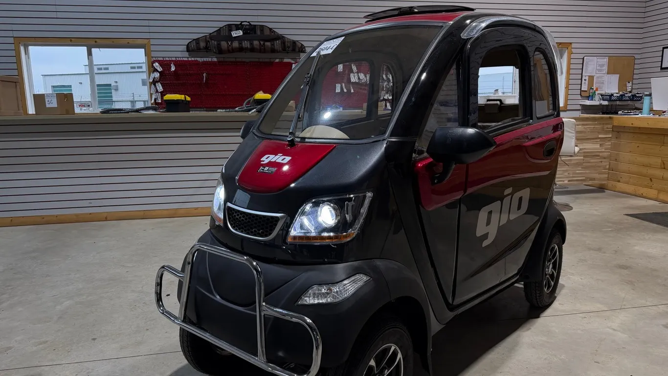 2025 GIO ENCLOSED ELECTRIC MOBILITY ALL SEASON SCOOTER - s/n LTHJZ202501070199 - 2 KEYS & FOBS, MANUAL, CHARGER w/ ELECTRICAL PLUG, FUSES IN OFFICE