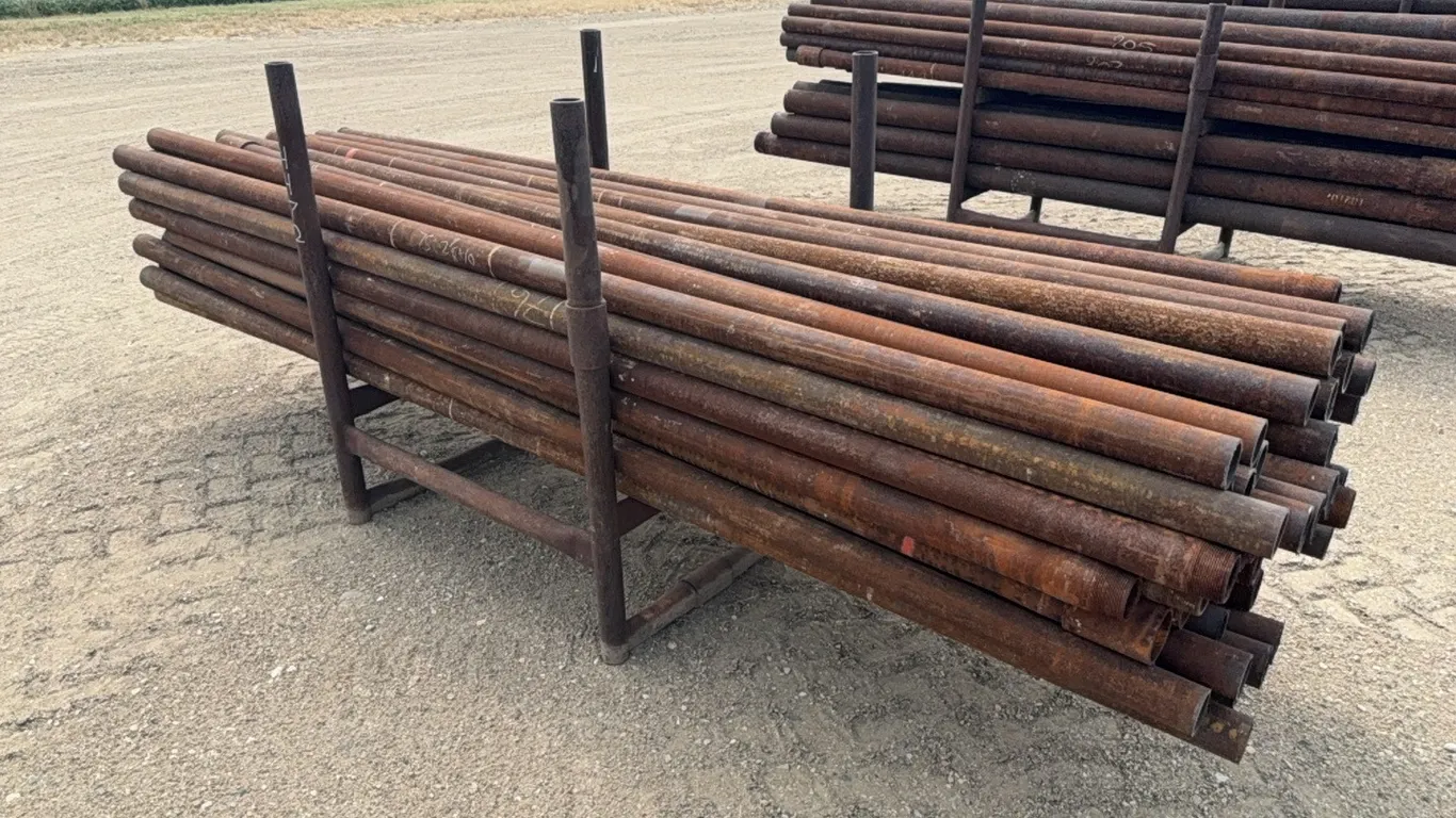 ID 4472 (75) 2 7/8" Pipe Posts 10' + Rack