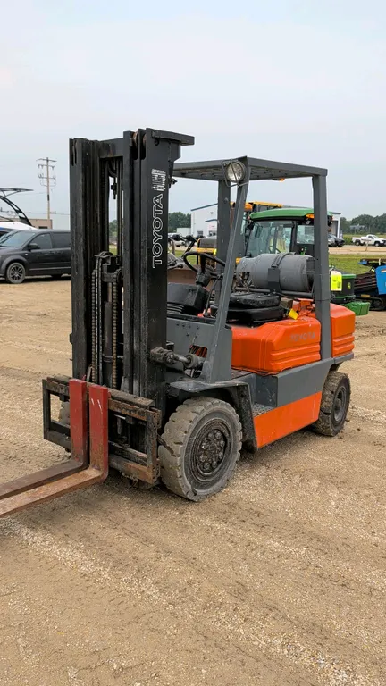 1988 Toyota 42-5FG25 LP forklift. Features a 4,000 lb capacity, 3-stage mast with 187" lift height, side shift, and solid pneumatic tires. Powered by