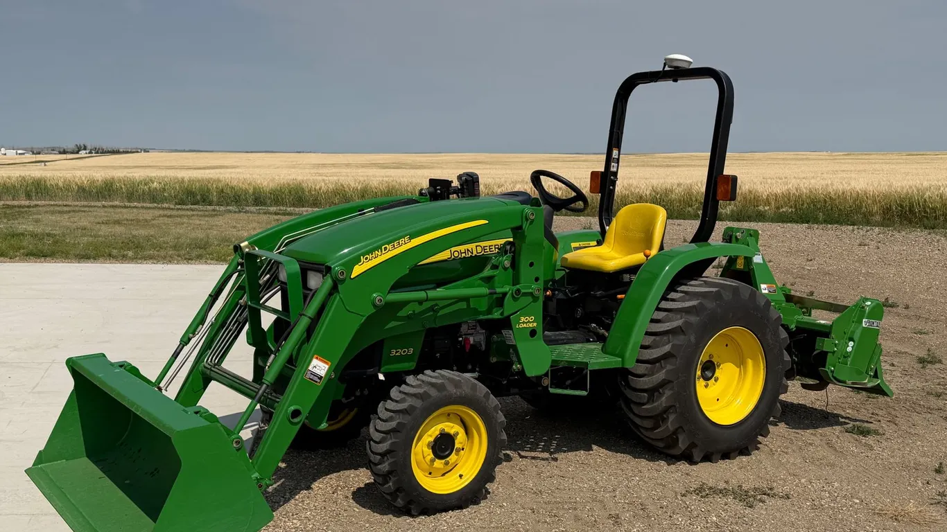 2007 John Deere 3203 MFWD Tractor w/ FEL